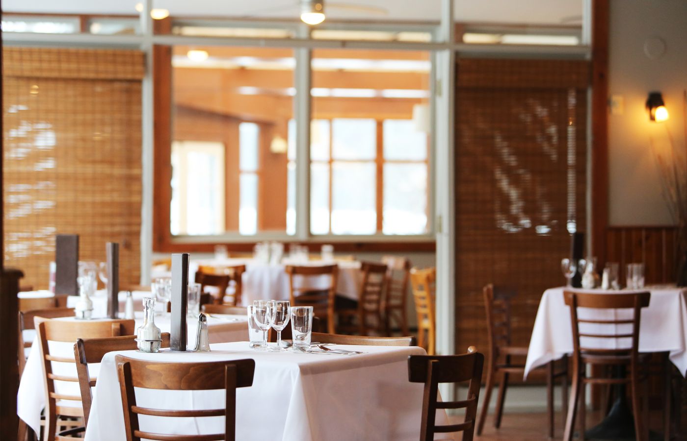Wnętrze restauracji z ciepłym oświetleniem